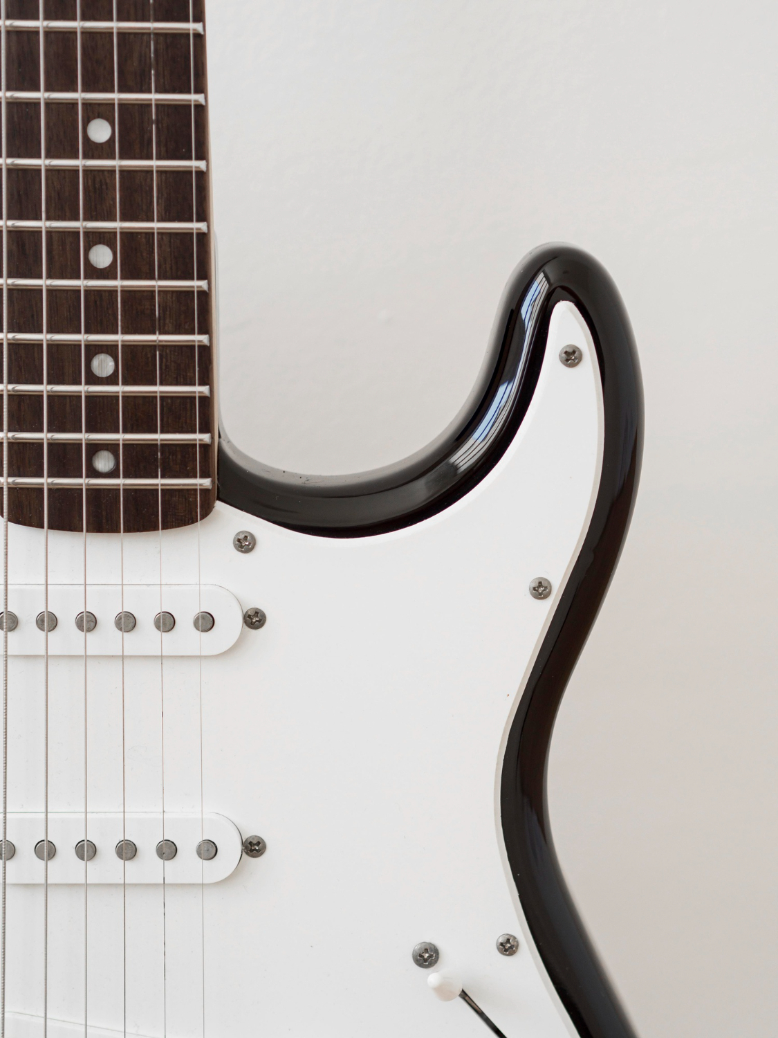 ¿Cómo limpiar las cuerdas de una guitarra?